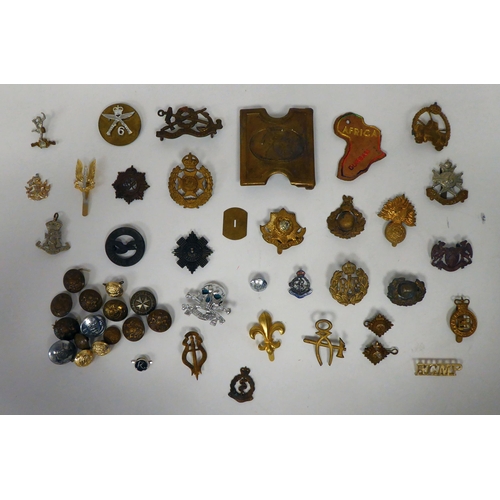 192 - Miscellaneous military cap badges and buttons: to include Notts & Derby and Glider Pilots Corps ... 