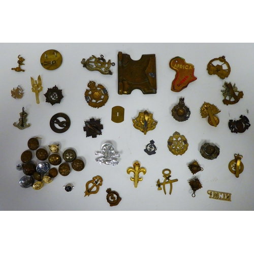 192 - Miscellaneous military cap badges and buttons: to include Notts & Derby and Glider Pilots Corps ... 