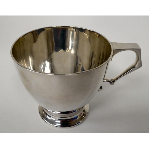 23 - An Irish silver cup of tapered form, on a splayed footrim with a decoratively cast handle  Mapp... 