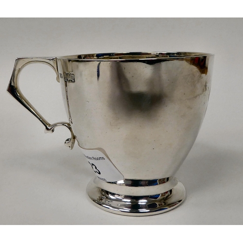 23 - An Irish silver cup of tapered form, on a splayed footrim with a decoratively cast handle  Mapp... 