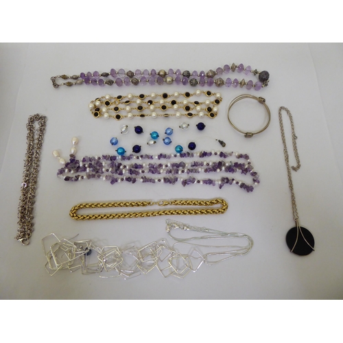 35 - Costume jewellery: to include a gold plated neckchain; clip-on earrings; and items of white metal pe... 