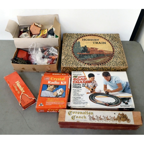 318 - Toys and collectables: to include a vintage Hornby 0 gauge clockwork model LNER train set  boxed