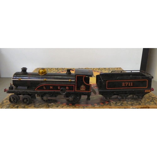 318 - Toys and collectables: to include a vintage Hornby 0 gauge clockwork model LNER train set  boxed