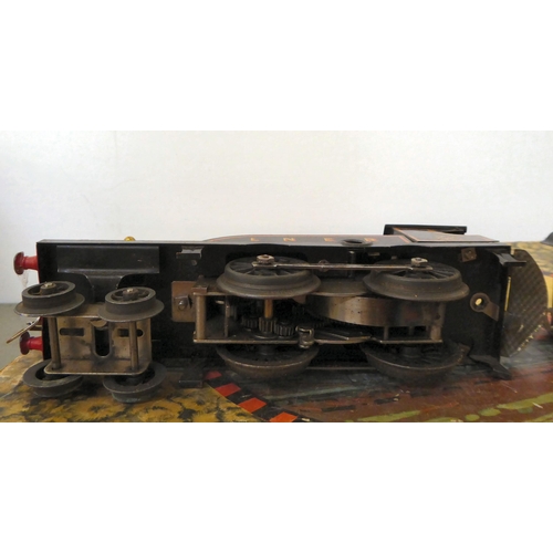 318 - Toys and collectables: to include a vintage Hornby 0 gauge clockwork model LNER train set  boxed