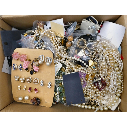 135 - Costume jewellery, comprising brooches; earrings; and necklaces