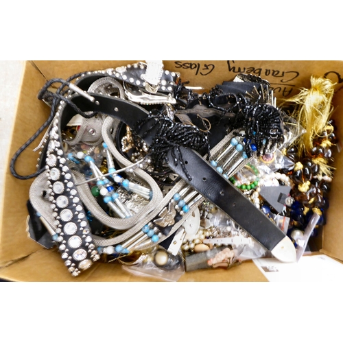 140 - Costume jewellery, comprising brooches; earrings; and necklaces