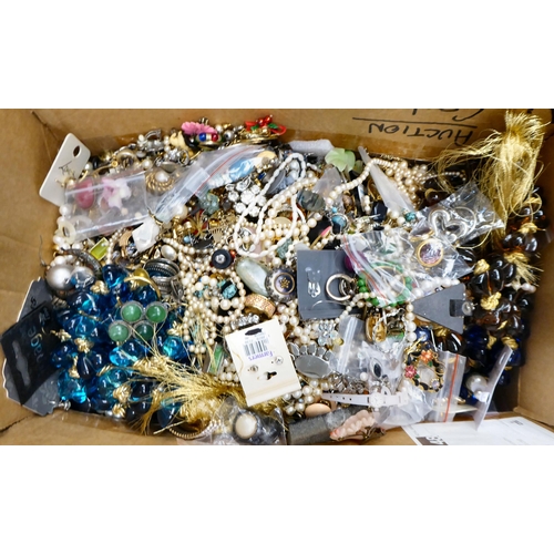 140 - Costume jewellery, comprising brooches; earrings; and necklaces