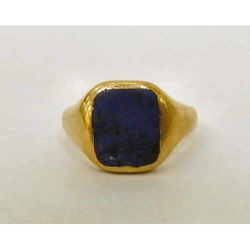 27 - A 9ct gold signet ring, set with a lapis lazuli tablet