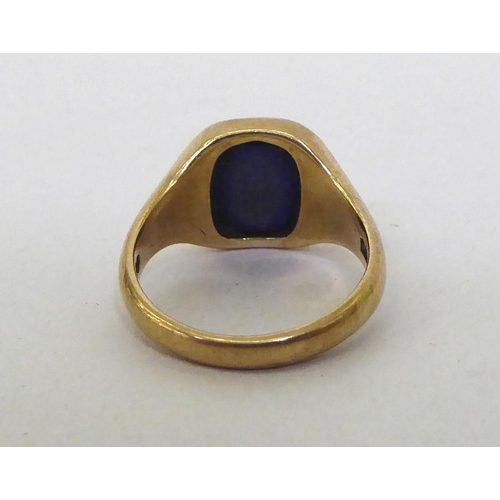 27 - A 9ct gold signet ring, set with a lapis lazuli tablet