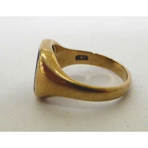 27 - A 9ct gold signet ring, set with a lapis lazuli tablet