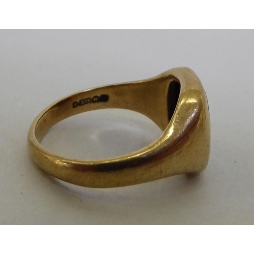 27 - A 9ct gold signet ring, set with a lapis lazuli tablet