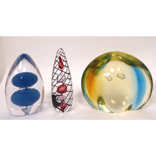 41 - Twenty glass paperweights: to include examples from Isle of Wight and Selkirk glass