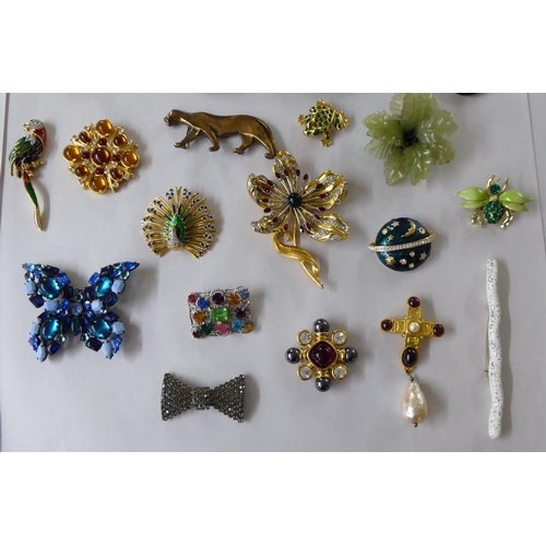 45 - Costume jewellery, mainly brooches: to include a parrot, a frog and a flower