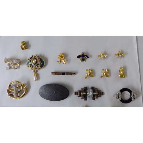 45 - Costume jewellery, mainly brooches: to include a parrot, a frog and a flower