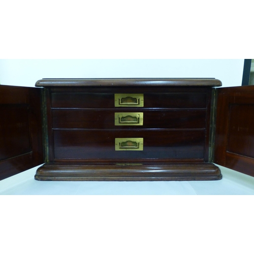 364 - An early 20thC mahogany three drawer, empty canteen chest with a fitted interior  10