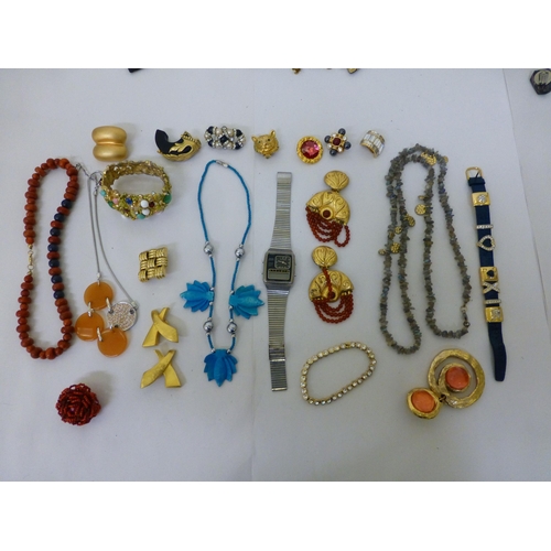 55 - Costume jewellery: to include clip-on earrings  various styles