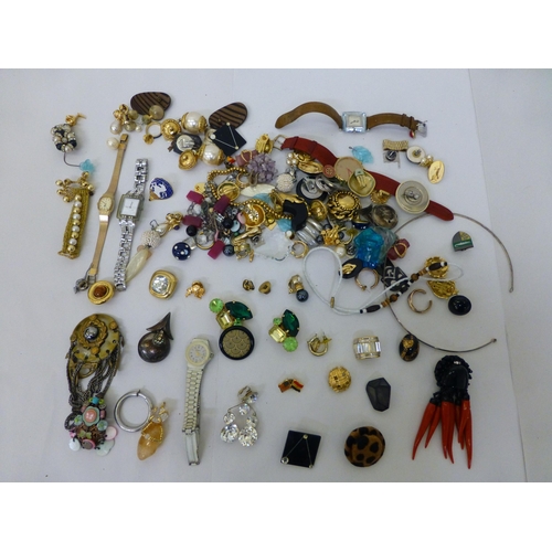 55 - Costume jewellery: to include clip-on earrings  various styles