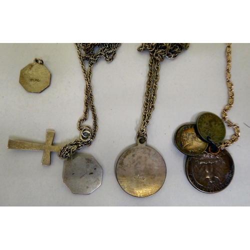 26 - Costume and dress jewellery: to include rings; and pendants