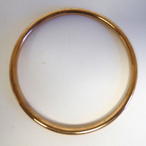 41 - A 9ct gold hollow bangle  (approx. 7.3 grams)