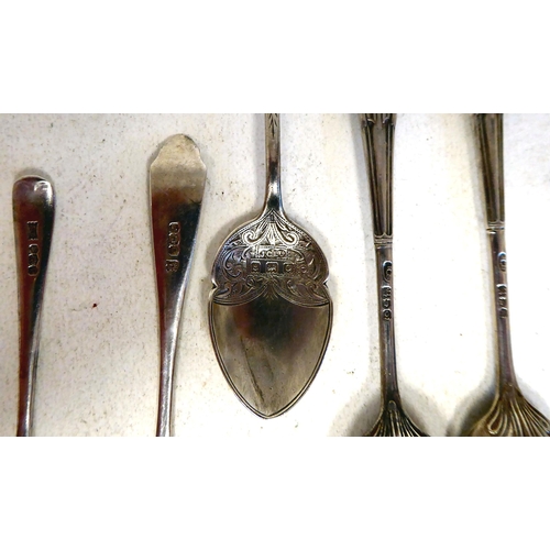 60 - Silver collectable items: to include a sauce boat with a cut, flared lip and C-scrolled handle, elev... 