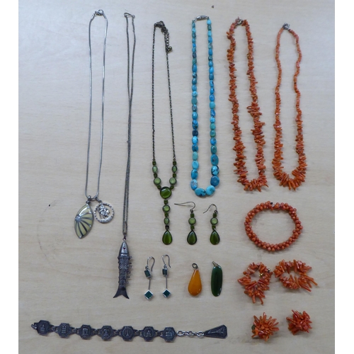 256 - Jewellery: to include a coral necklace