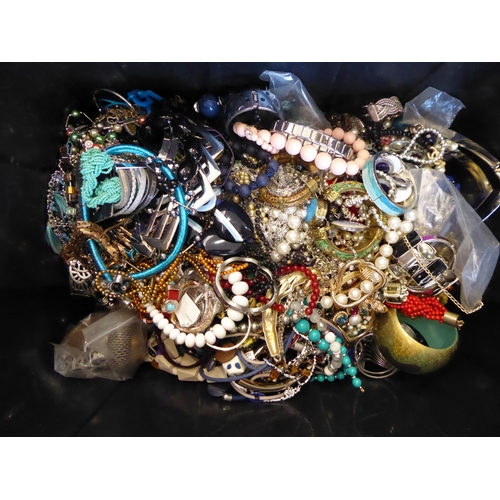 251 - Costume jewellery: to include dissimilar necklaces