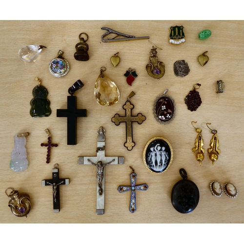 253 - Items of personal ornament: to include variously set crucifix pendants