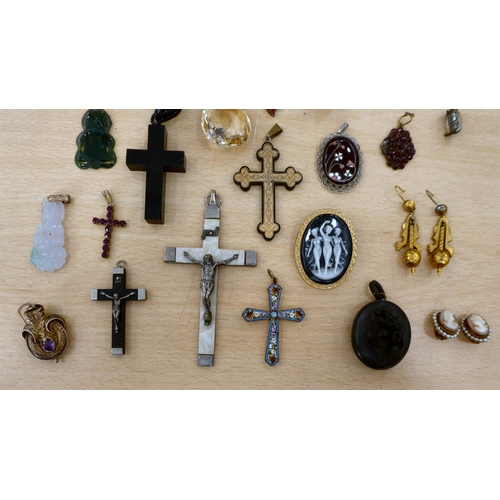 253 - Items of personal ornament: to include variously set crucifix pendants