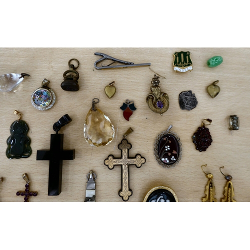 253 - Items of personal ornament: to include variously set crucifix pendants