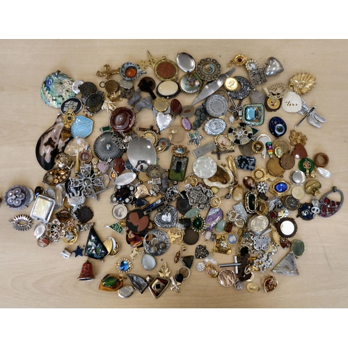 267 - Items of personal ornament: to include brooches; and pendants