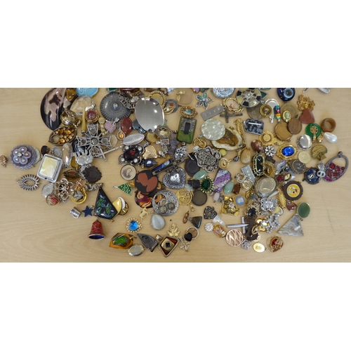 267 - Items of personal ornament: to include brooches; and pendants