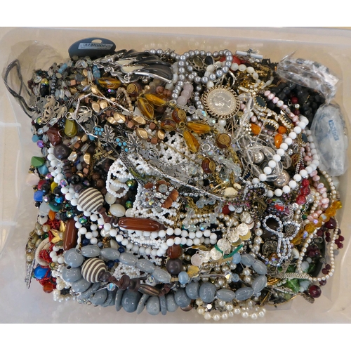 271 - Costume jewellery: to include simulated pearls and coloured bead necklaces