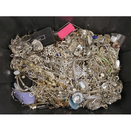 279 - White metal and other costume jewellery: to include necklaces and brooches