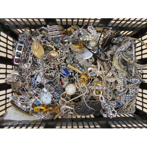 286 - Costume jewellery: to include white metal necklaces