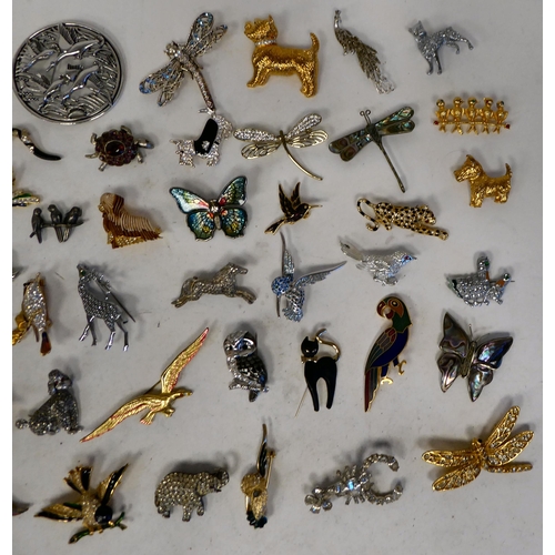 297 - Jewellery: animal brooches, set with various coloured stones