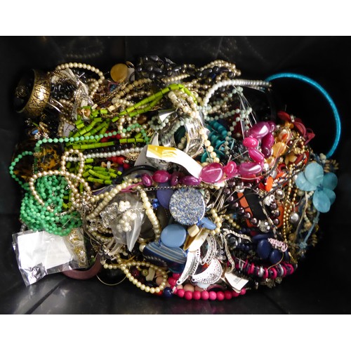 251 - Costume jewellery: to include dissimilar necklaces