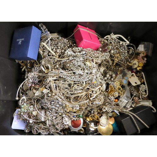 279 - White metal and other costume jewellery: to include necklaces and brooches