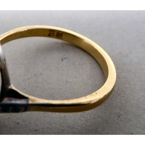 35 - An 18ct gold cluster ring, set with blue and white stones&nbsp; (approx. weight 4.9 grams)