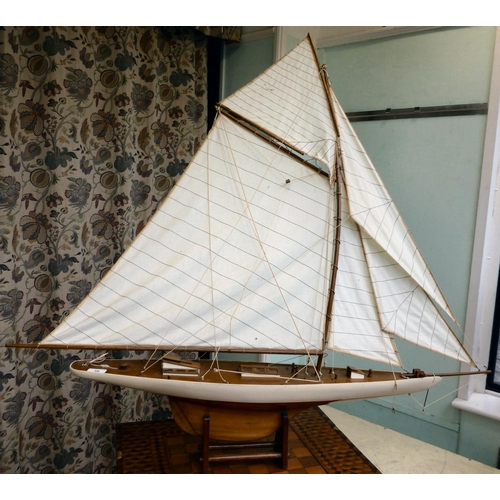 50 - A painted wooden, single mast pond yacht&nbsp; 36