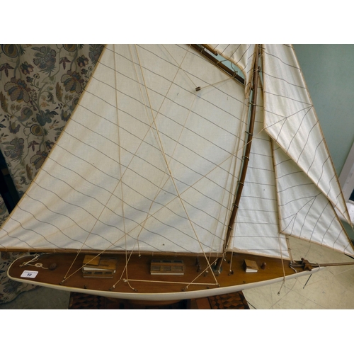 50 - A painted wooden, single mast pond yacht&nbsp; 36