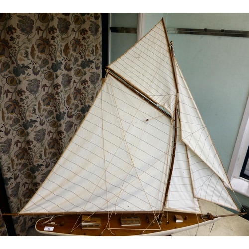 50 - A painted wooden, single mast pond yacht&nbsp; 36