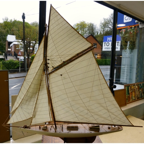 50 - A painted wooden, single mast pond yacht&nbsp; 36