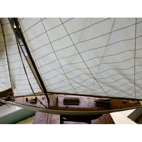 50 - A painted wooden, single mast pond yacht&nbsp; 36