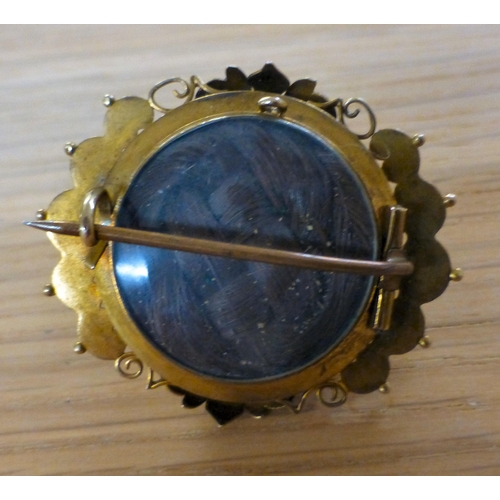 6 - A yellow metal mourning brooch&nbsp; (approx. gross weight 7.5 grams)