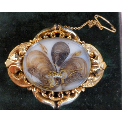 7 - A yellow metal mourning brooch&nbsp; boxed&nbsp; (approx. gross weight 23 grams)