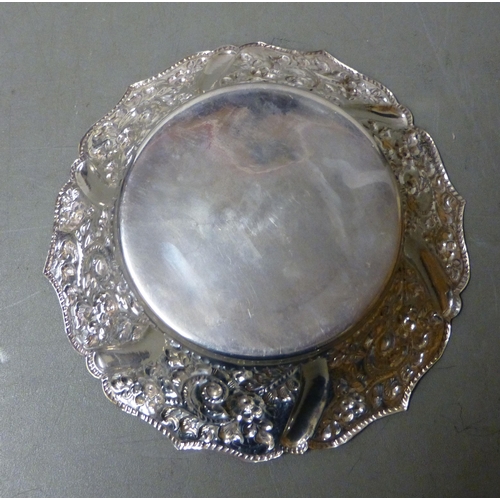 139 - A white metal presentation dish&nbsp; 8.5