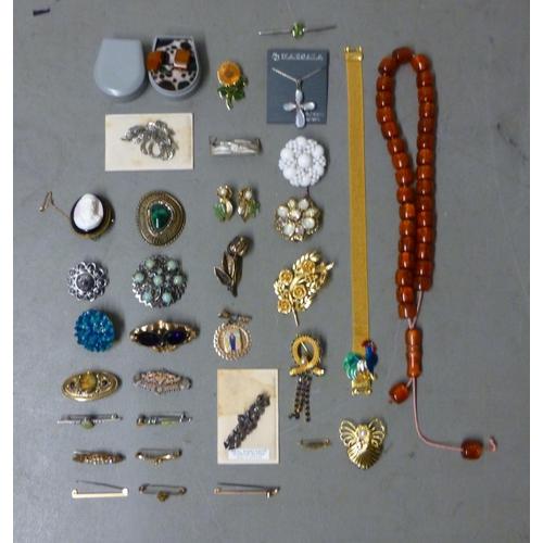 147 - Items of personal ornament and costume jewellery: to include a cameo brooch, depicting a male profil... 