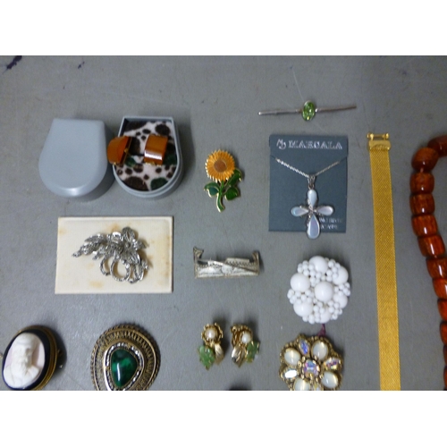 147 - Items of personal ornament and costume jewellery: to include a cameo brooch, depicting a male profil... 