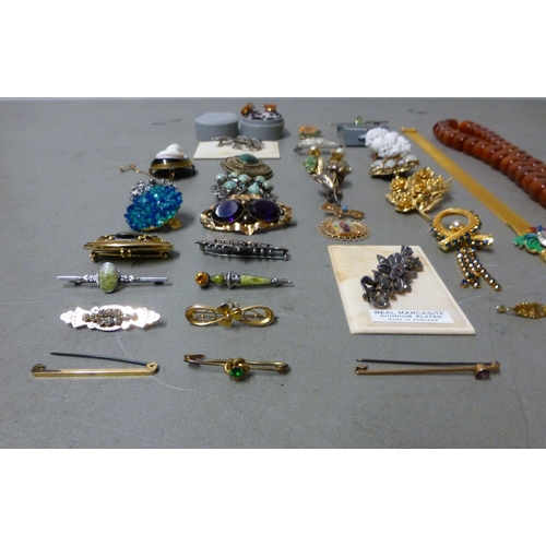 147 - Items of personal ornament and costume jewellery: to include a cameo brooch, depicting a male profil... 