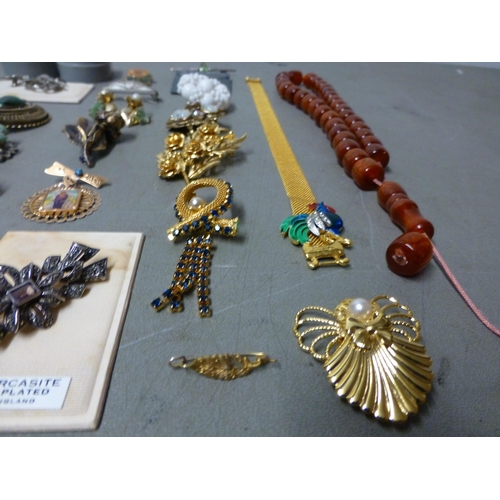 147 - Items of personal ornament and costume jewellery: to include a cameo brooch, depicting a male profil... 